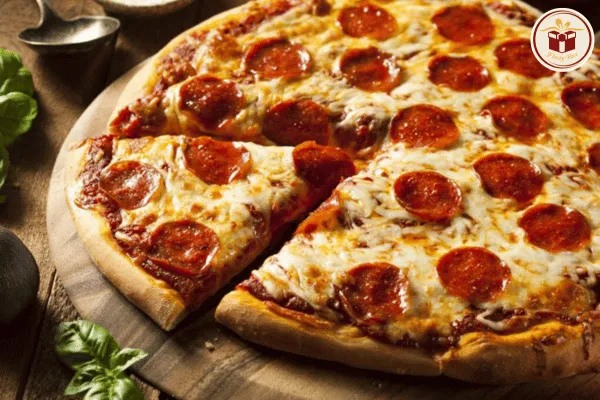 chiếc pizza thơm ngon được làm tại nhà